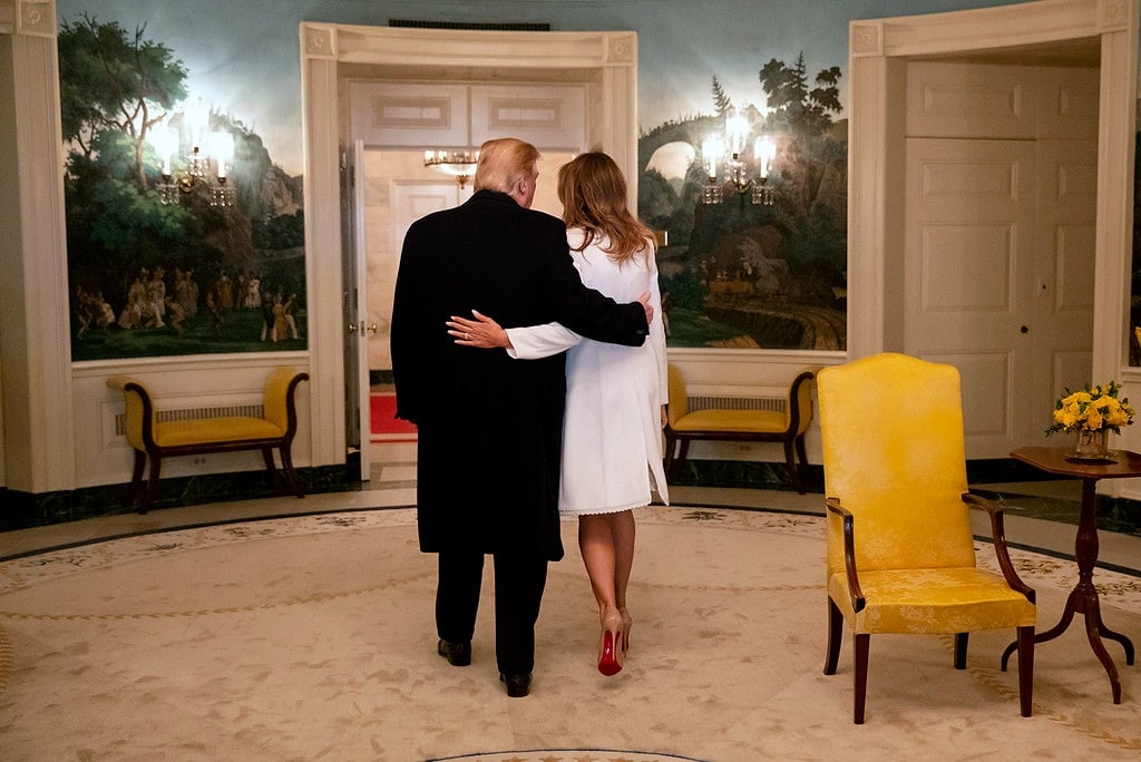 donald trump melania entrée maison blanche couple tendresse de dos