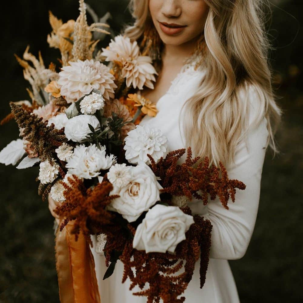 fleurs mariage bohème arrangement bouquet de la mariée pivoine blanches