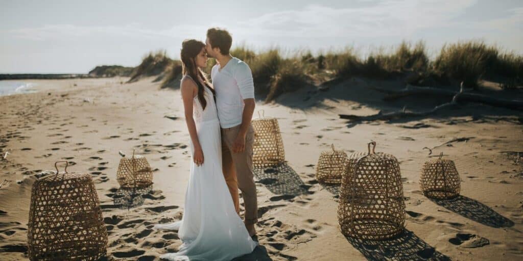 mariage boheme couple mariés à la plage pieds dans le sable photographie