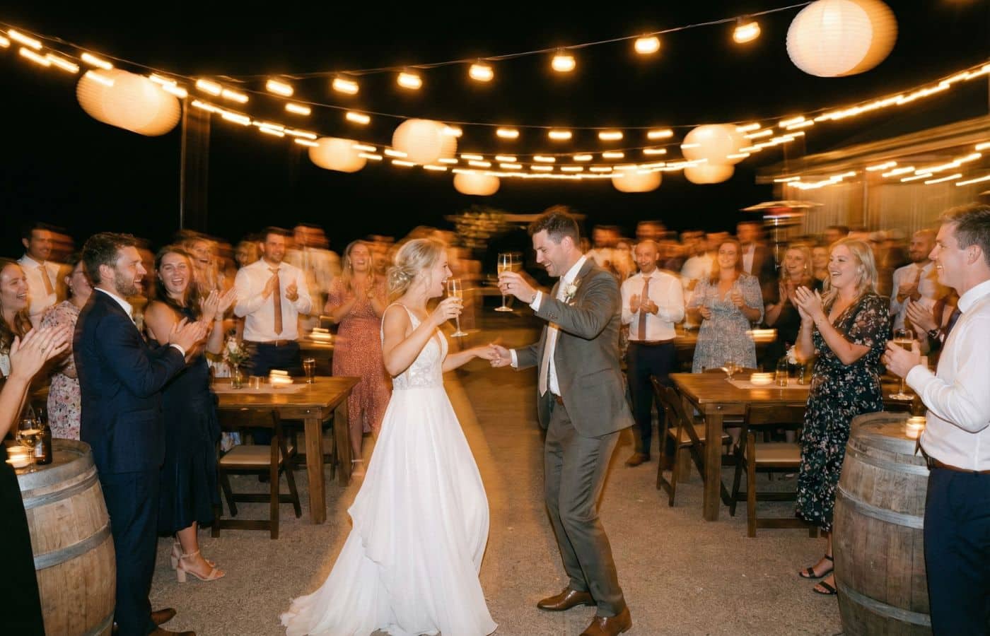 mariage champetre activité tonneaux vin mange debout danse cérémonie extérieur été