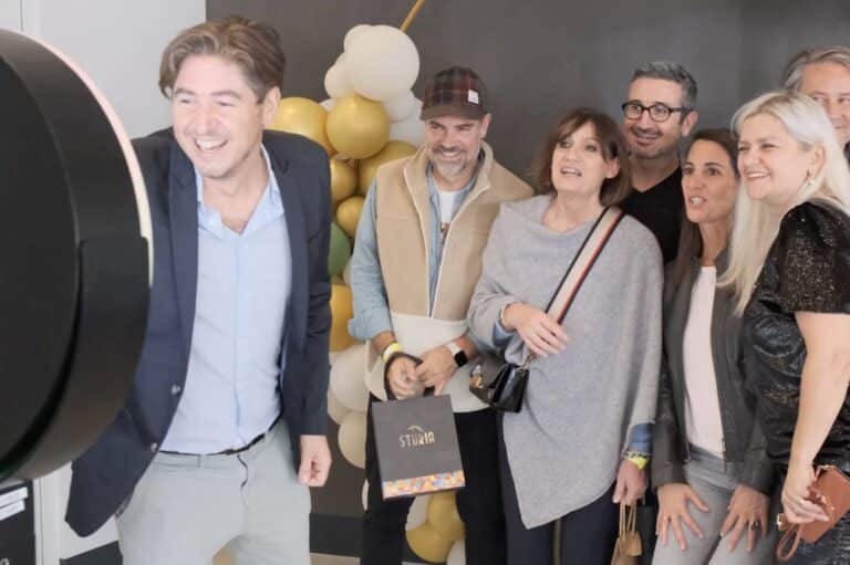 Groupe de visiteurs qui pose devant le photobooth Ring de Shootnbox au festival Festibulles, Cité du Vin de Bordeaux