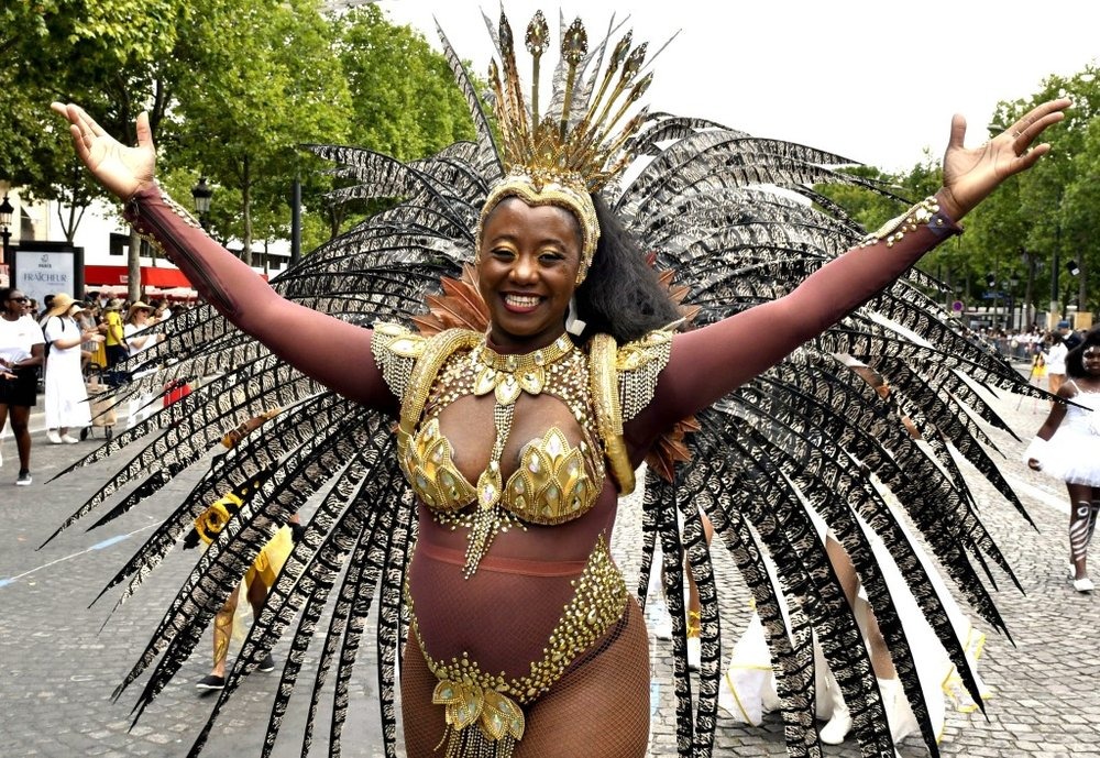 carnaval ropical france antilles défillé paris champs elysées costumes guadeloupe martinique or doré