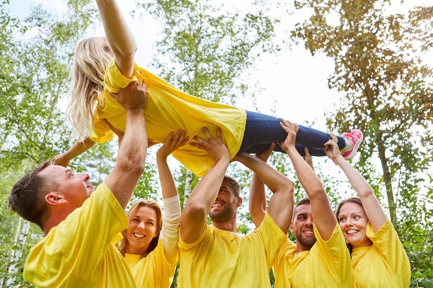 équipe jaune travail équipe atelier confiance envers les autres team building nature soutien