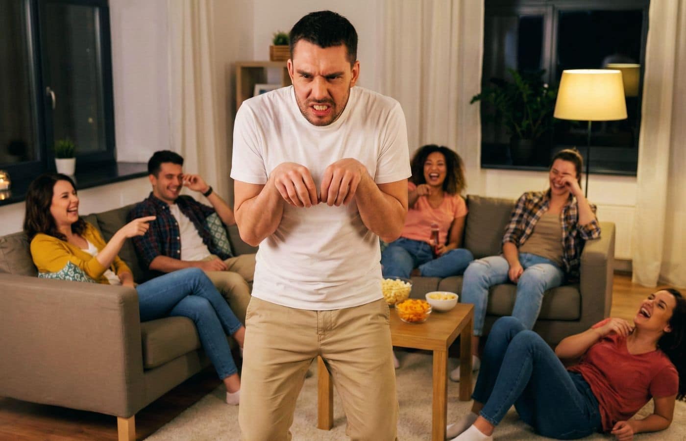 Fous rires garantis lors d'un jeu débile entre amis : un joueur imite un T-Rex pour faire deviner une action du quotidien dans un salon