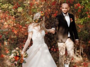 tenue des mariées dans la nature automne fleur séchées rouge jaune costume noir mixte