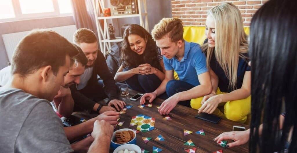 jeux de société sur table à faire entre amis idée carte triangle question