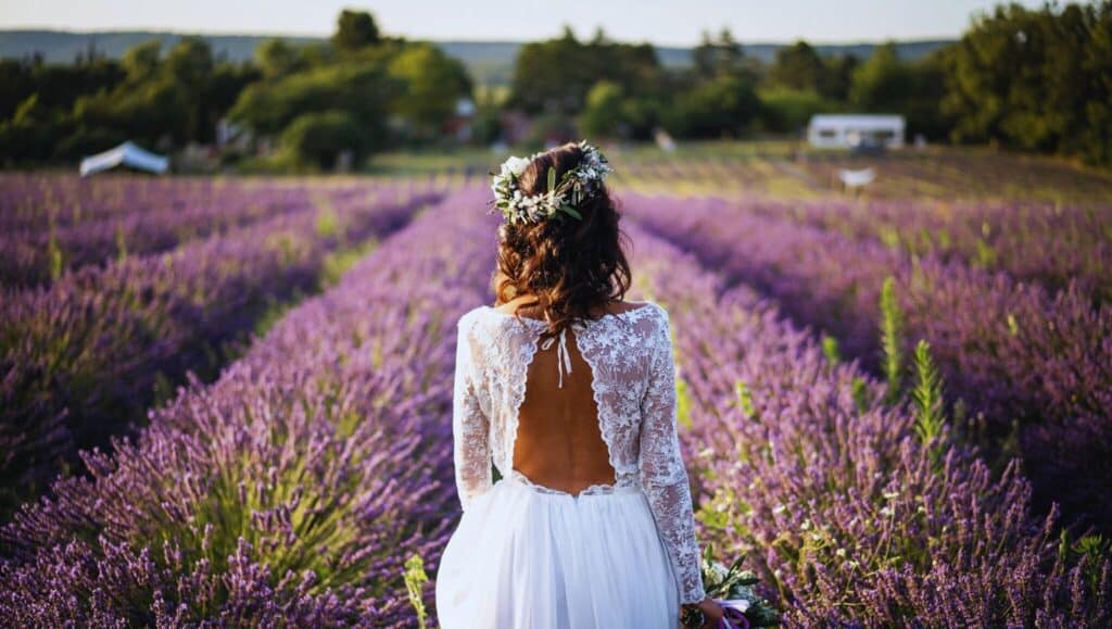 mariés de dos échancré robe blanche mariage champ lavande photographie provencal theme été