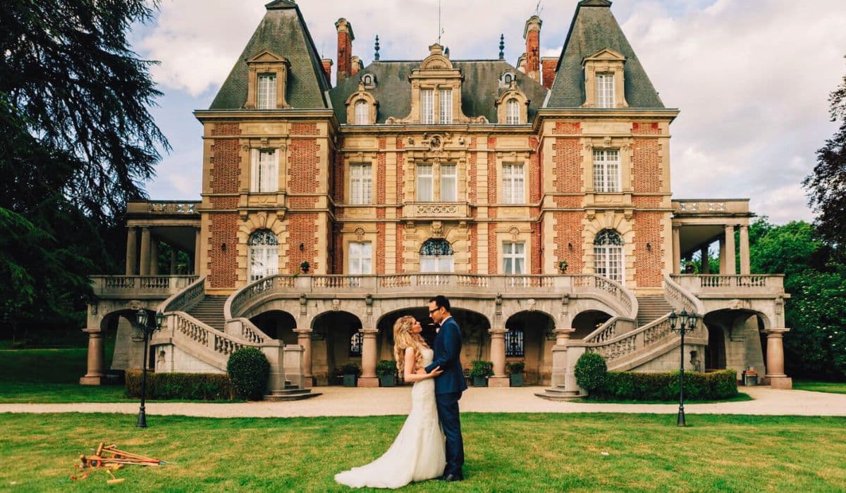 photographie de mariage couple mariés château de Bouffémont France val d'Oise jardin croquet