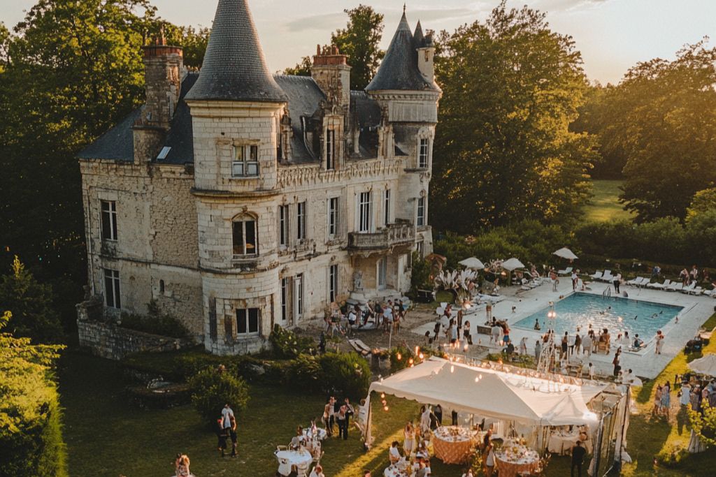 réception invités mariage piscine domaine château France campagne barnum location jardin salle de mariage