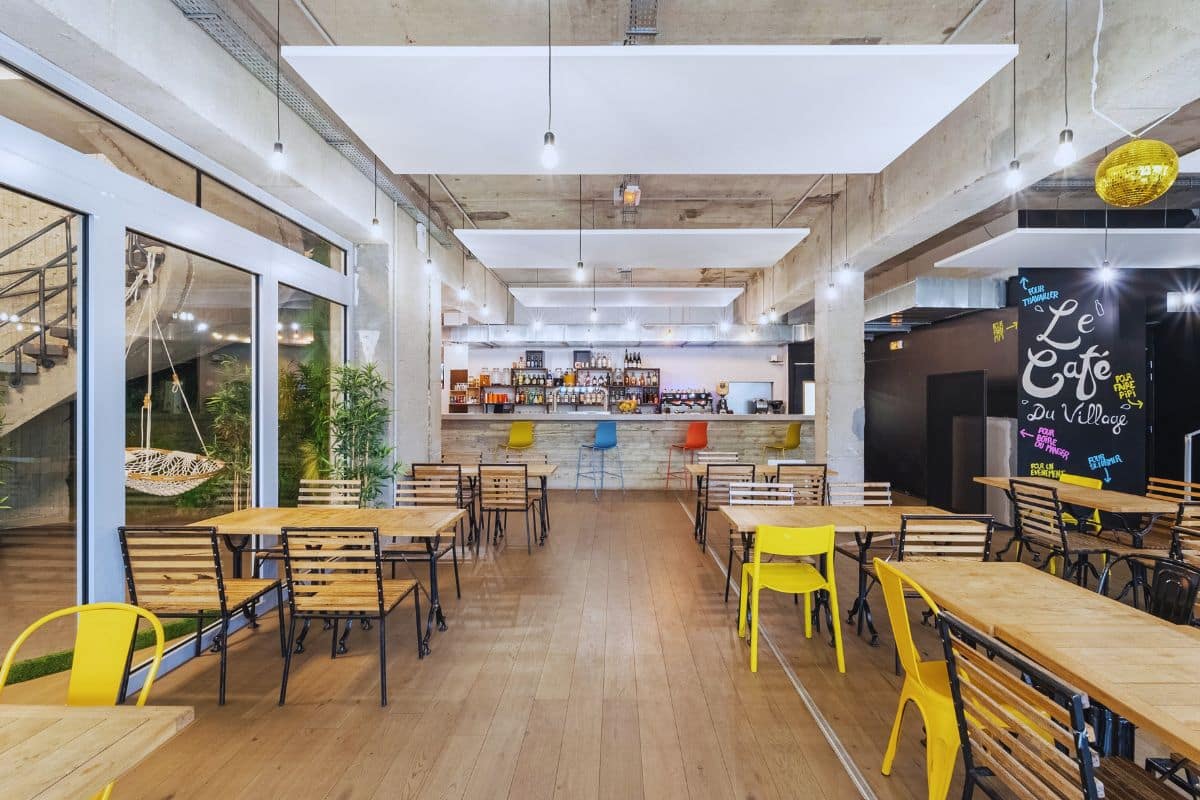 Salle à louer pour un anniversaire avec comptoir bar, tables et décoration moderne