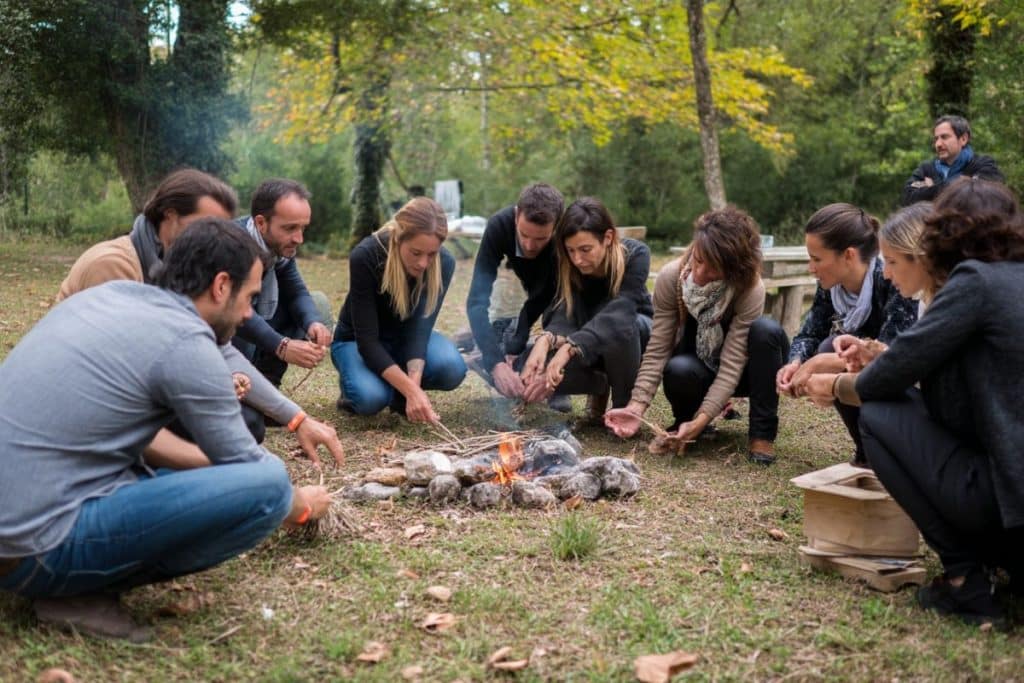 stage de survie forêt nature faire du feu avec ses collègue d'entreprise atelier team building en extérieur
