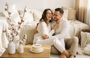 Couple célébrant leurs 1 an de mariage (noces de coton) dans une ambiance chaleureuse avec décoration en coton