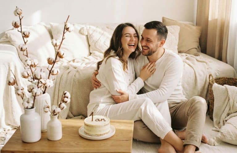 Couple célébrant leurs 1 an de mariage (noces de coton) dans une ambiance chaleureuse avec décoration en coton