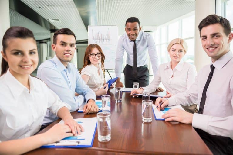 réunion entreprise bureau pov vue interne collaborateur employé qui me regarde intervention