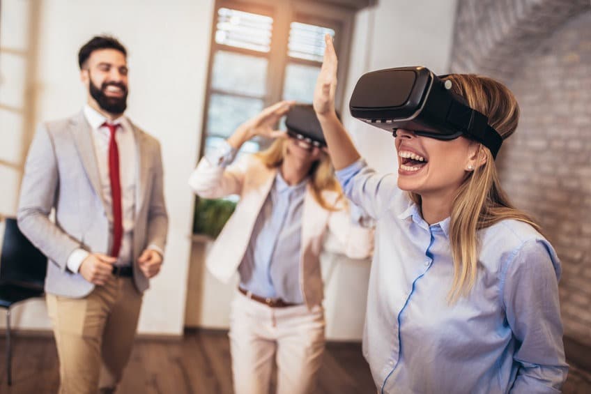 casque vr entreprise avec collègues interactif animation jeu femme homme