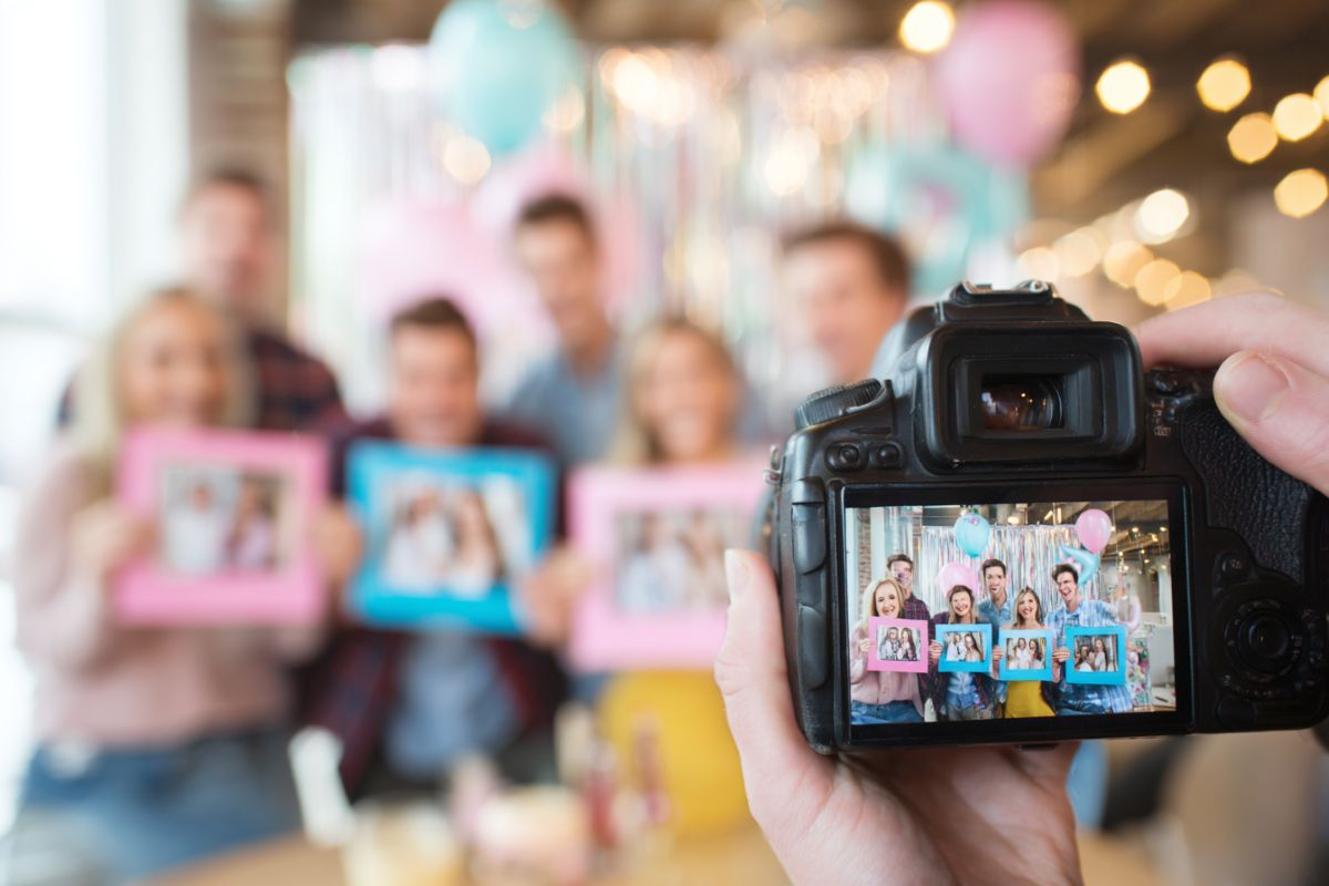 Invités portant des badges team boy et team girl lors d'une gender reveal