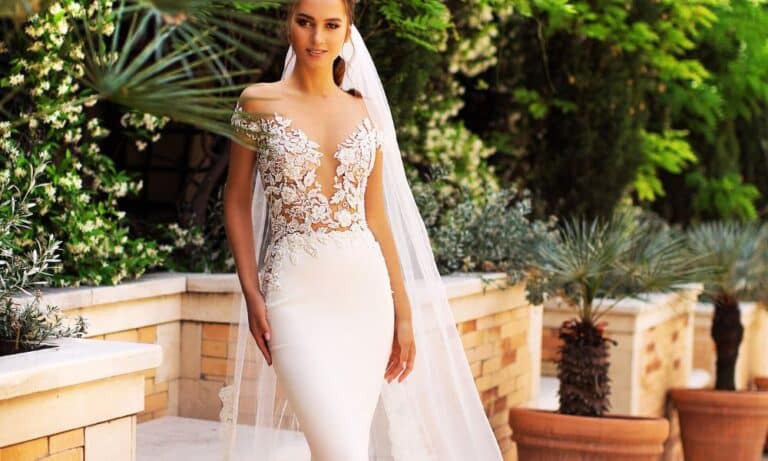 robe de mariée blanche sirèene pose blanche dentelle bustier