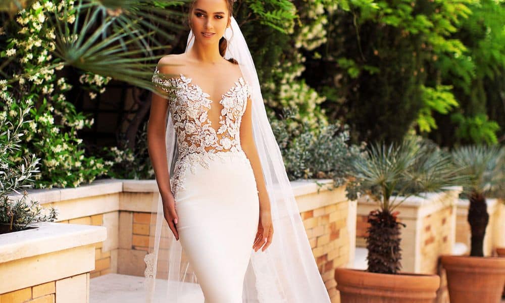robe de mariée blanche sirèene pose blanche dentelle bustier