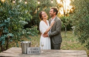 Couple rayonnant de bonheur célébrant ses 10 ans de mariage (noces d'étain) lors d'une fête romantique et conviviale