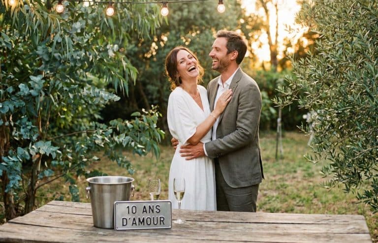 Couple rayonnant de bonheur célébrant ses 10 ans de mariage (noces d'étain) lors d'une fête romantique et conviviale