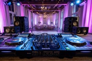 platine DJ mariage salle équipement sono décoration ambiance piste de danse DJ pionneer