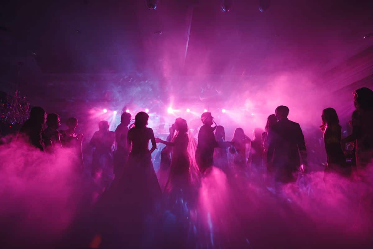 Piste de danse animée lors d'un mariage avec éclairages LED colorés et effets spéciaux by DJ