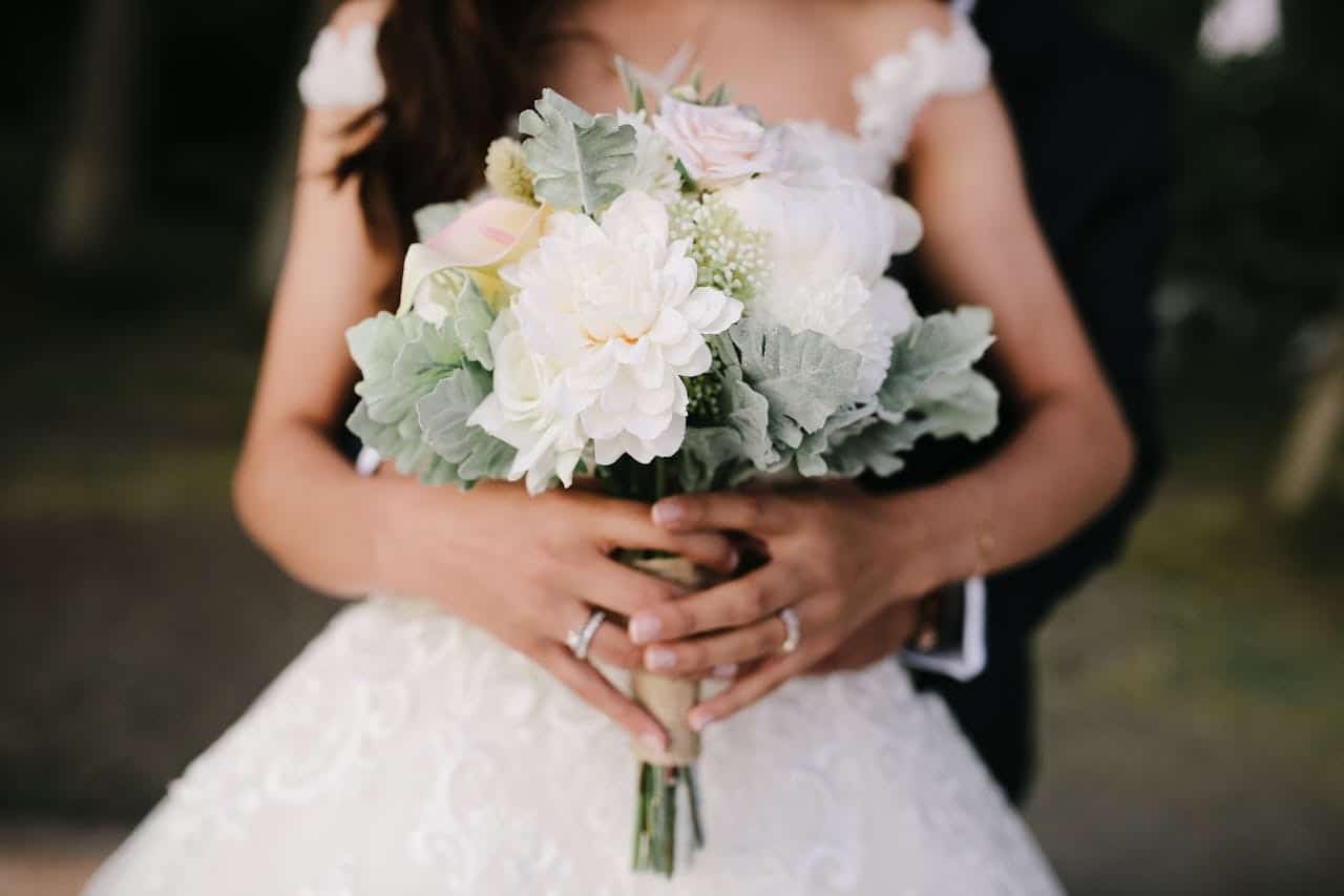 macro photographie zoom sur le bouquet de la mariée jour de cérémonie fleurs ivoire