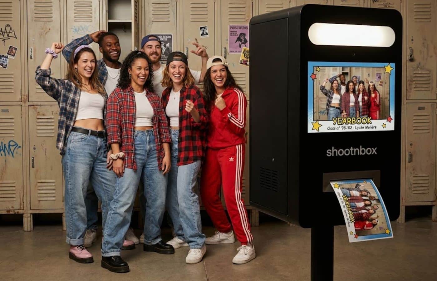 Anniversaire 16 ans : ados fêtant avec une borne photo et des accessoires
