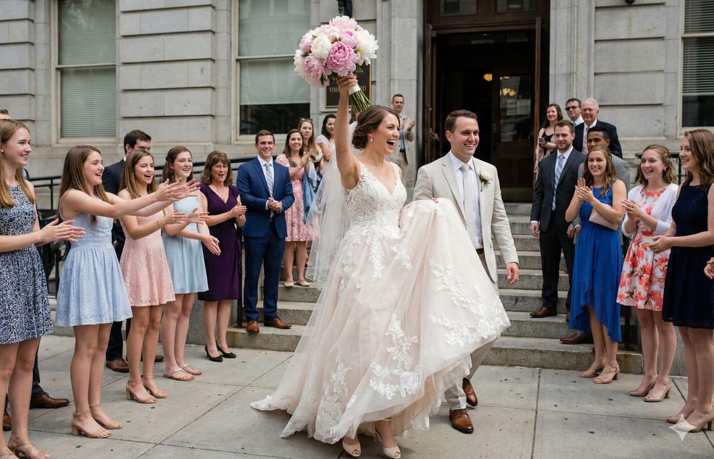 tradition lancer du bouquet de la mariée pivoine blanc rose sortie de la mairie