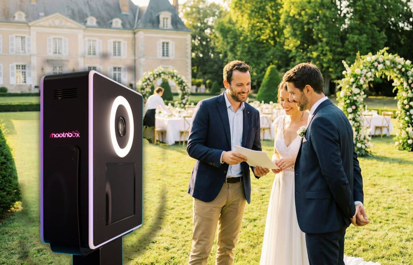 conseille un couple de futurs mariés sur leur contrat d'assurance mariage dans un jardin de château.