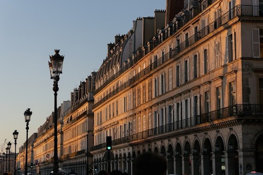 rue de Rivoli à Paris, immeubles haussmanniens au coucher de soleil