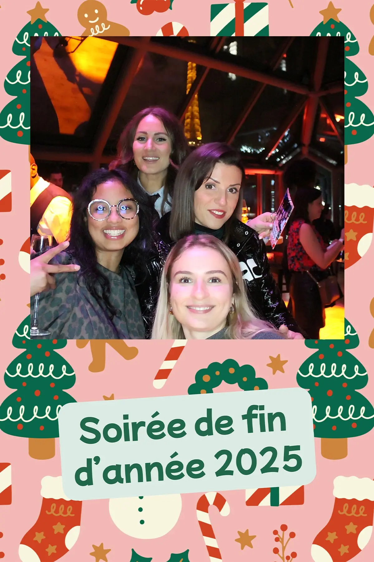 Tirage photobooth d'une soirée de fin d'année 2025 avec un cadre de Noël personnalisé : sapins, sucres d'orge et bonshommes en pain d'épices