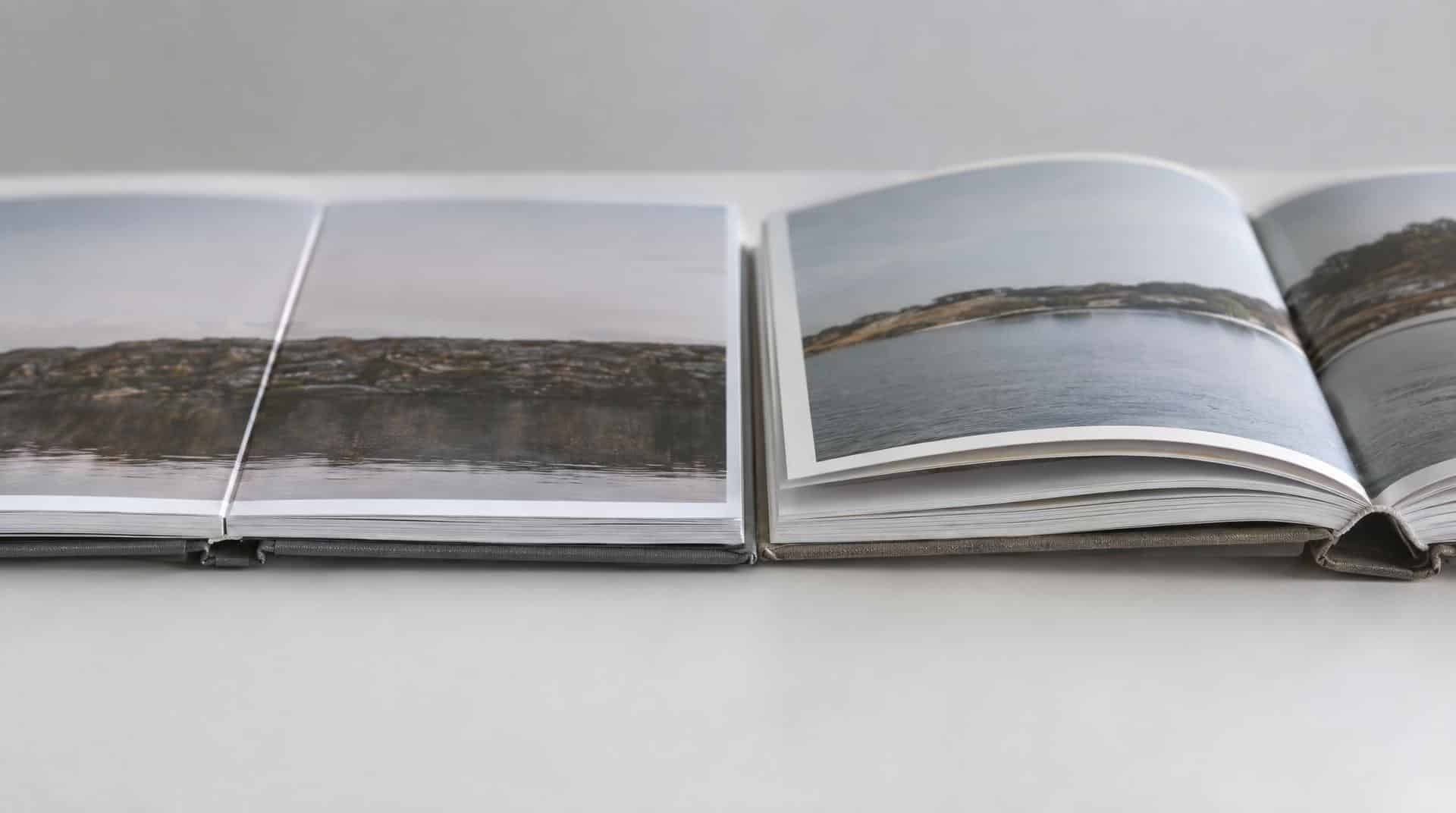Comparaison d'un album photo à reliure à plat et d'un album à reliure collée qui gondole