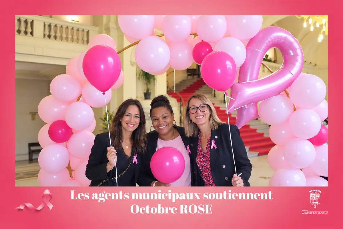 Agents municipaux d'Asnières-sur-Seine posant devant une arche de ballons roses, tirage photobooth de la mairie pour la campagne contre le cancer du sein