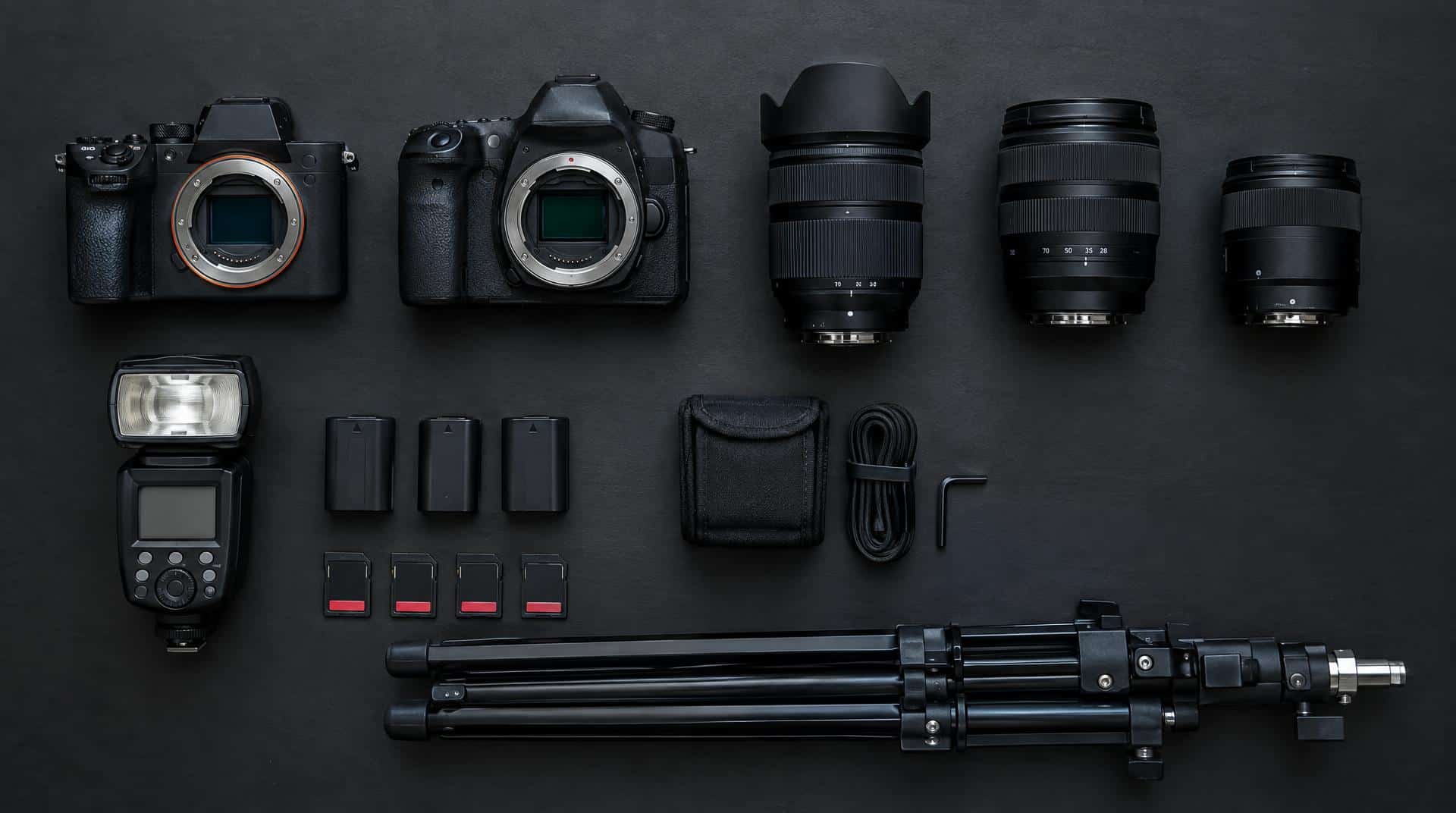 Matériel d'un photographe événementiel : deux boîtiers, objectifs, flash, batteries et cartes mémoire