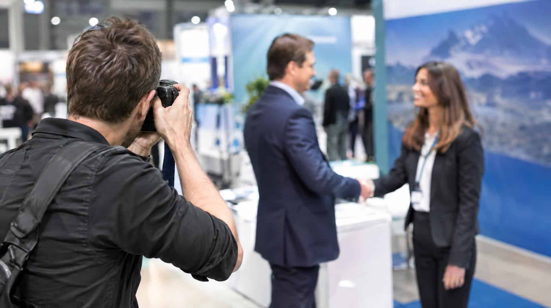 Reportage photo d'entreprise sur un salon professionnel : poignée de main sur un stand