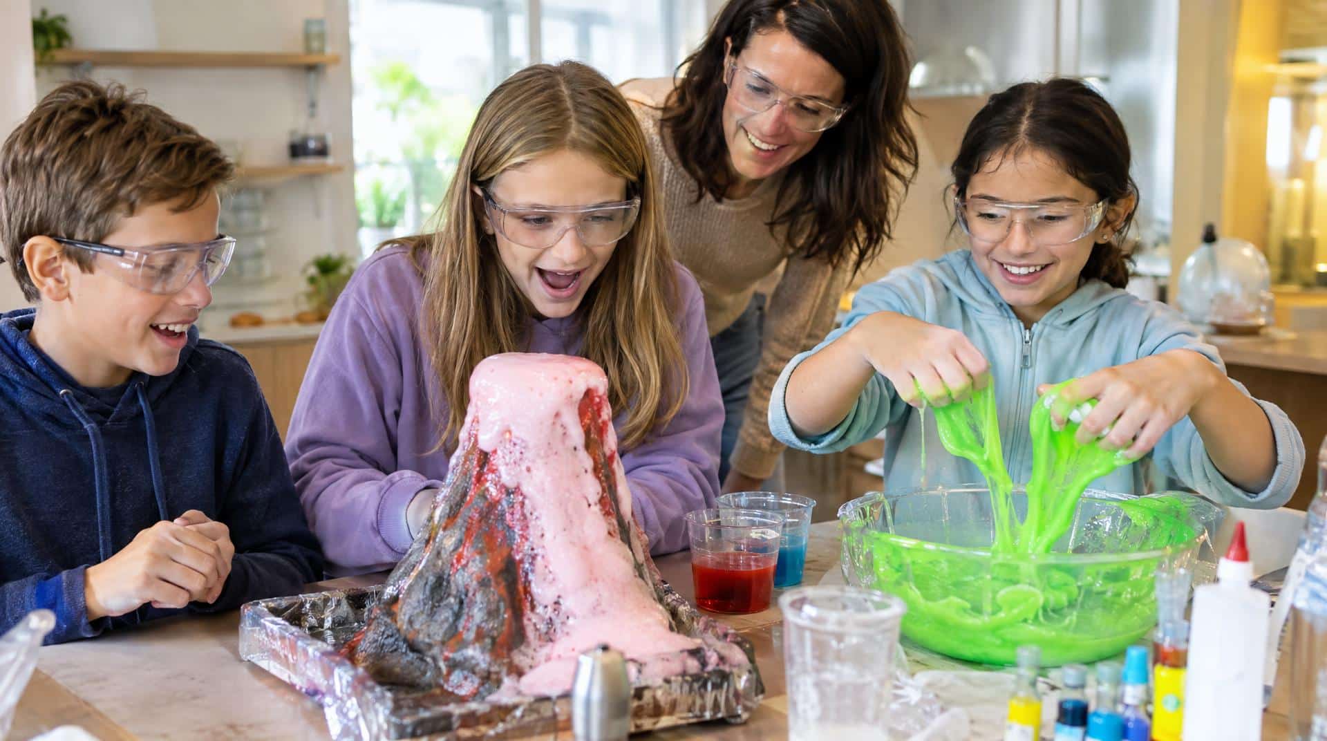 Science party d'anniversaire : volcan en éruption et slime fabriqué par les enfants
