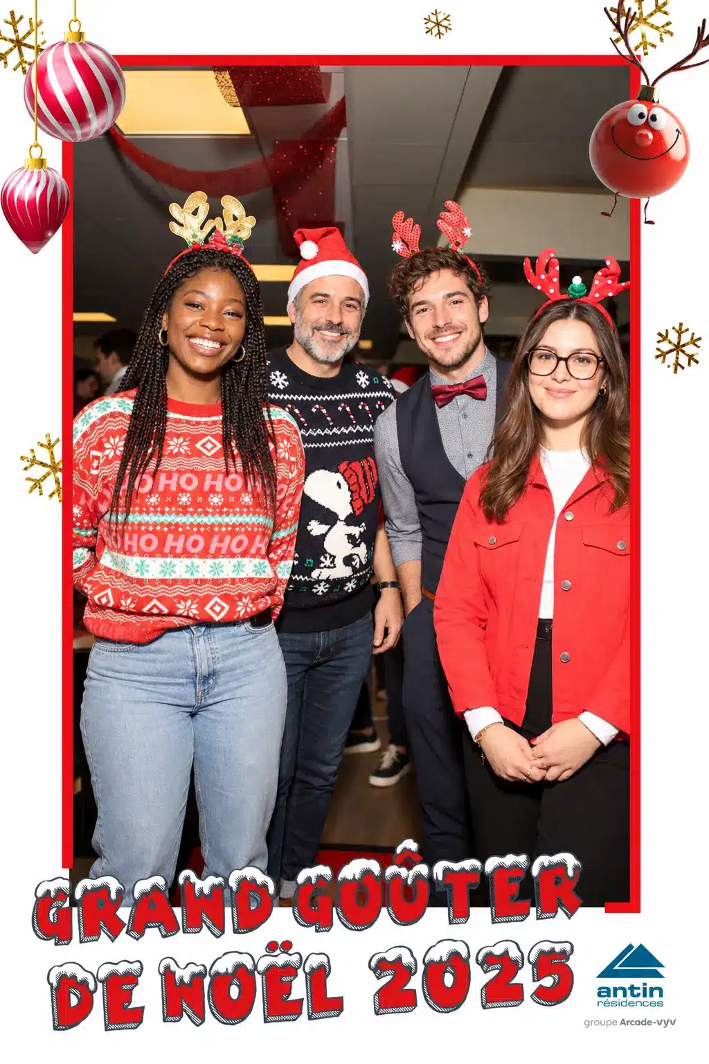 Photobooth miroir au Grand goûter de Noël 2025 d’Antin Résidences : quatre collègues en pulls de Noël, serre-têtes de renne et bonnet de Père Noël
