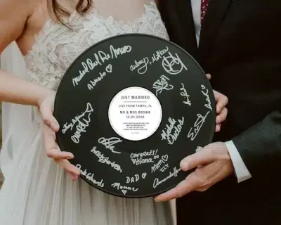 vinyle mariage livre d'or original personnalisé message robe blanche mains disque noir