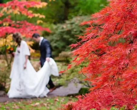 couleur orange rouge mariage en automne foret robe mariée blanche couple flou