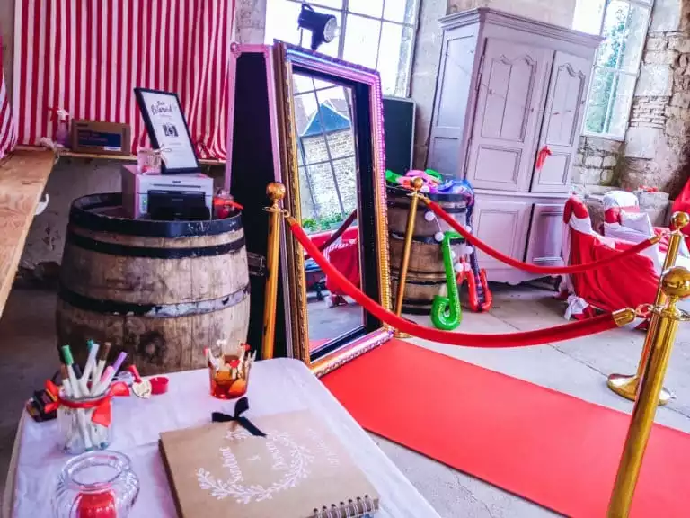 tapis rouge tonneau photobooth miroir cadre or mariage livre d'or photo sur la table