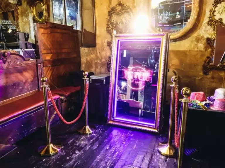 vip photobooth miroir flash lumineux au dessus espace photo selfie écran accueil