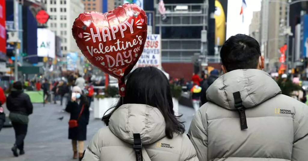 saint valentin à new york couple habillé pareil avec doudoune national geographic ballon helium happy valentine's day