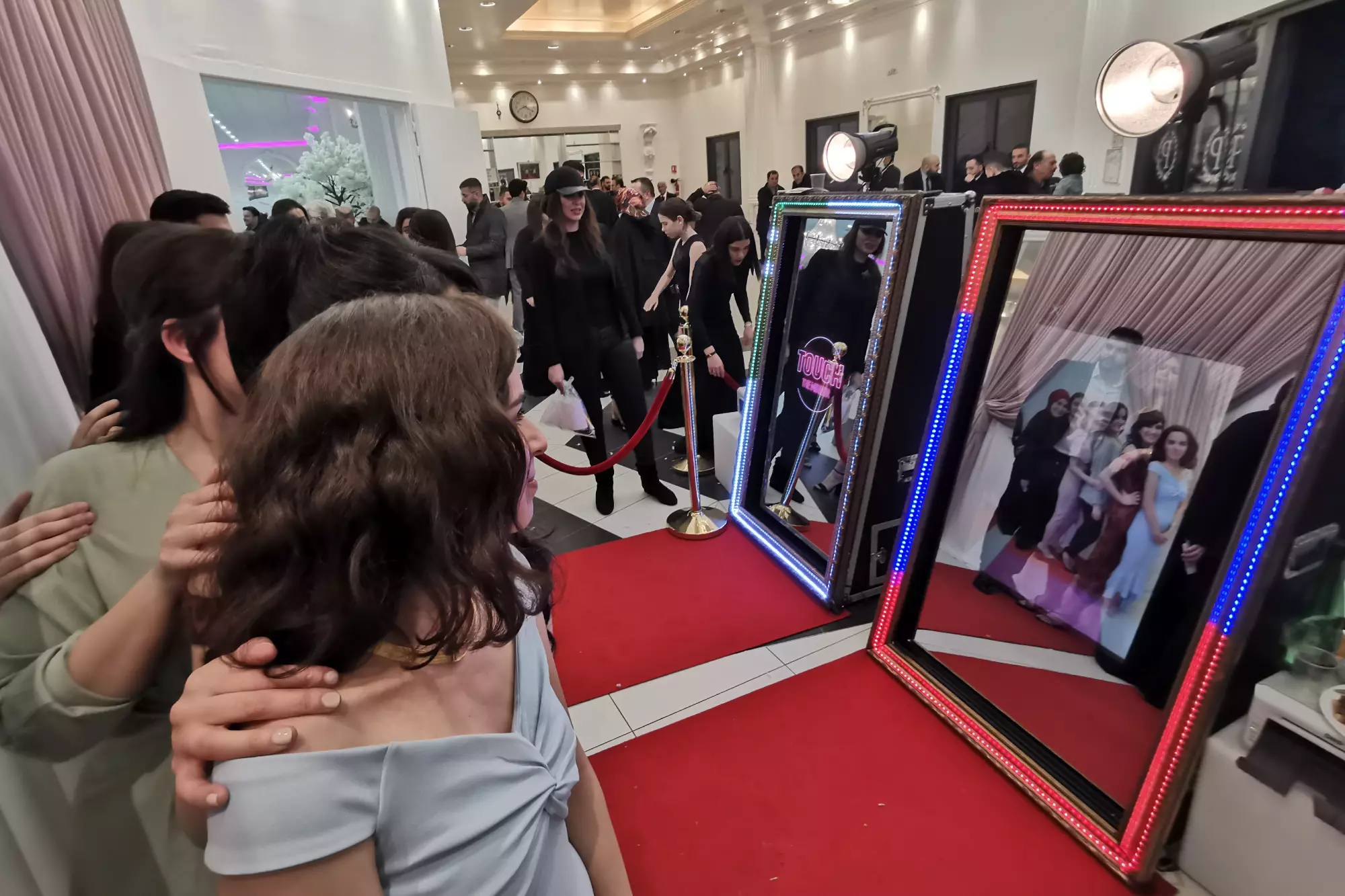 soirée mariage prise photo borne selfie miroir avec led couleur tapis rouge