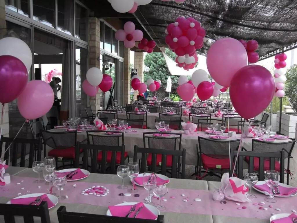salle bapteme extérieur terrasse table ballon rose decoration