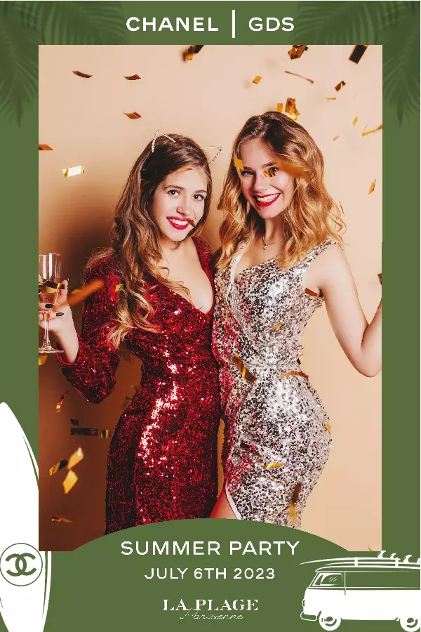 impression photo summer party chanel 6 juillet 2023 deux femmes blonde en robe à sequin prise photo sourire avec verre de champagne à la main