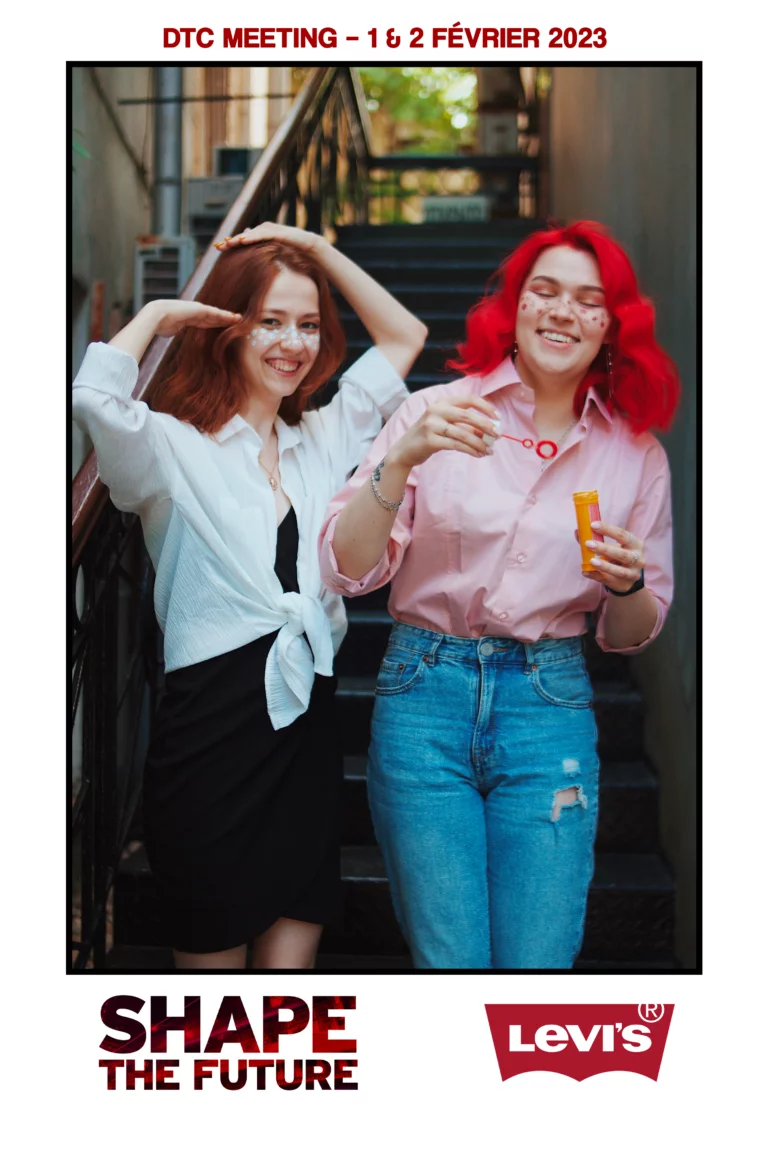 Photos personnalisées photobooth marque jeans levis shape the future dtc meeting. Une femme avec cheveux rouge fait des bulles dans un escalier
