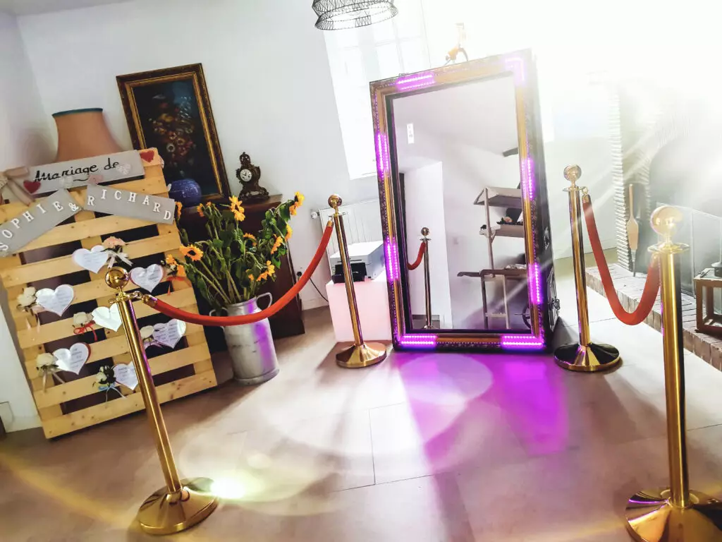 Animation photobooth miroir avec LED du mariage de Sophie et Richard dans un intérieur ensoleillé