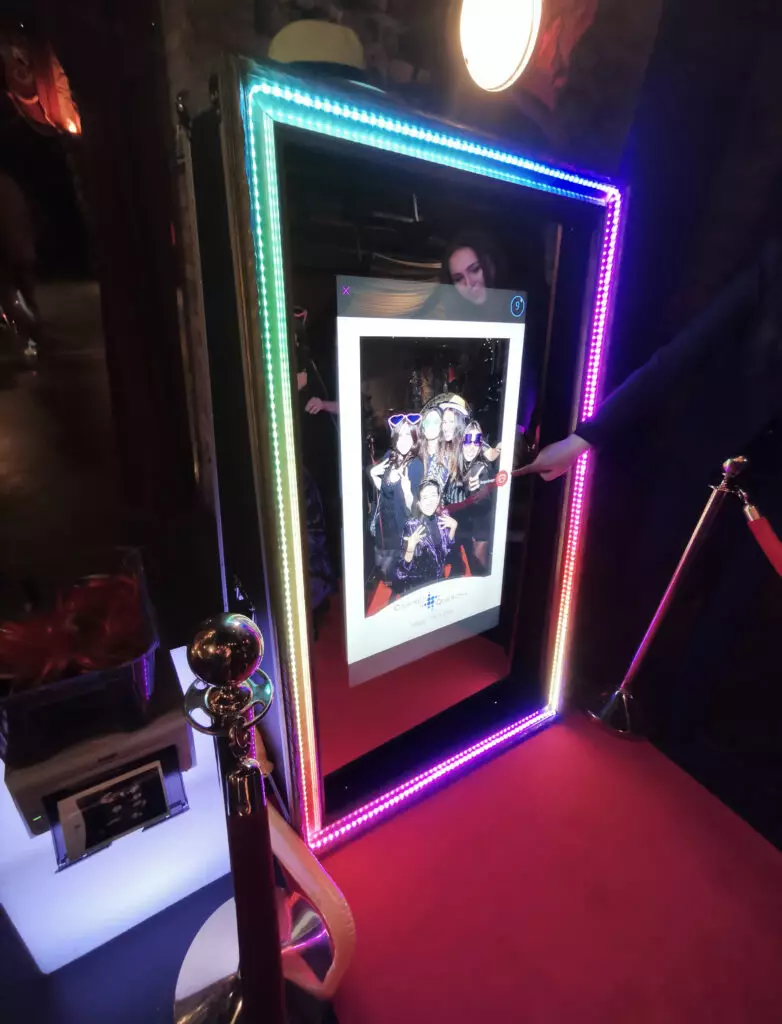 Miroir photobox tactile saint-denis devant un tapis rouge lors d'une soirée