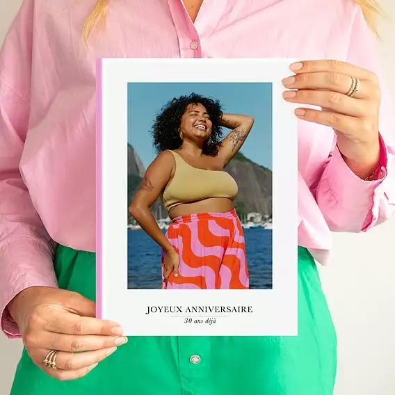 album photo anniversaire 30 ans popcarte femme metisse au bord de l'eau